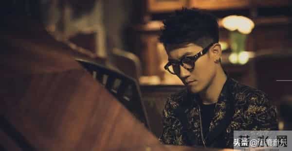 杨坤称他为偶像,幕后打拼8年凭一首歌走红,经历比李荣浩还惨