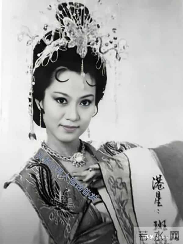 郭靖师傅~斑斑,主持过央视春晚,前夫惠天赐,姐姐森森