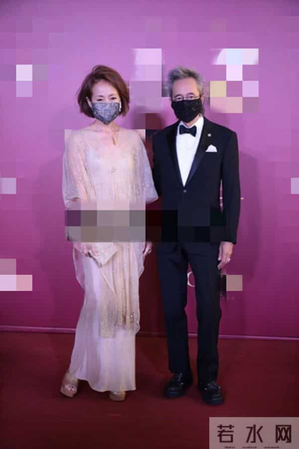 香港一慈善晚宴众星云集！何超琼与同性密友同台，叶童夫妇罕合体