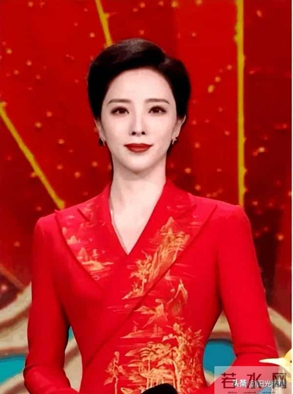 曾经连续八年主持春晚的“央视一姐"她的转身让无数人感到意外。