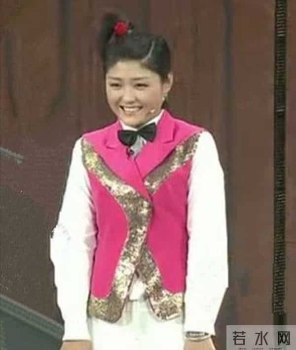 赵本山徒孙带货太拼！穿性感泳衣领口大开推销产品，还曾上过春晚