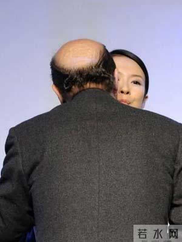 那些长相身材出众的女大明星们，却被老外吃了豆腐