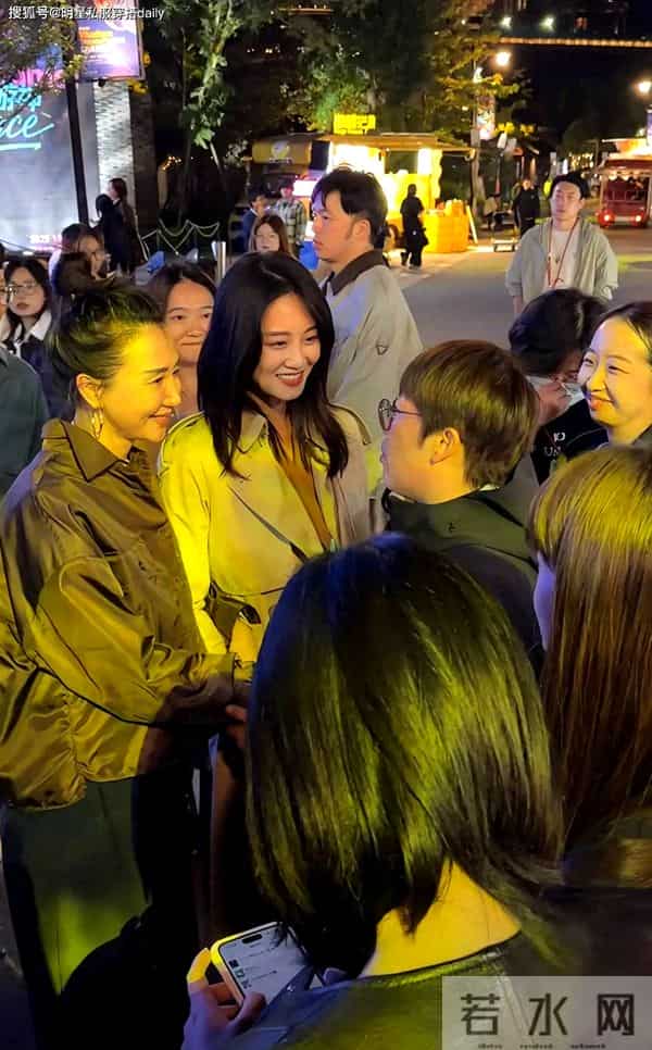 34岁蓝盈莹同框44岁阿朵,温柔婉约VS成熟个性,两人都非常惊艳