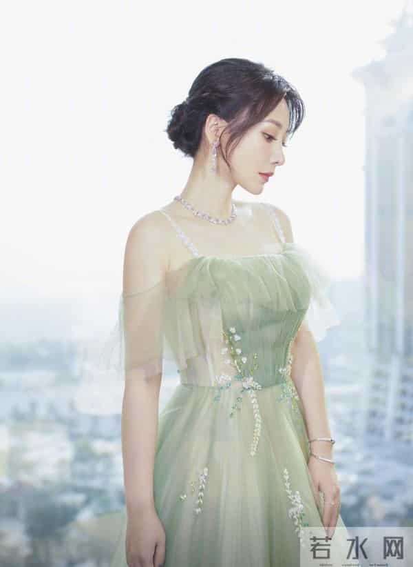 柳岩又“兴风作浪”，穿紧身抹胸鱼尾连衣裙，“尤物身材”太销魂