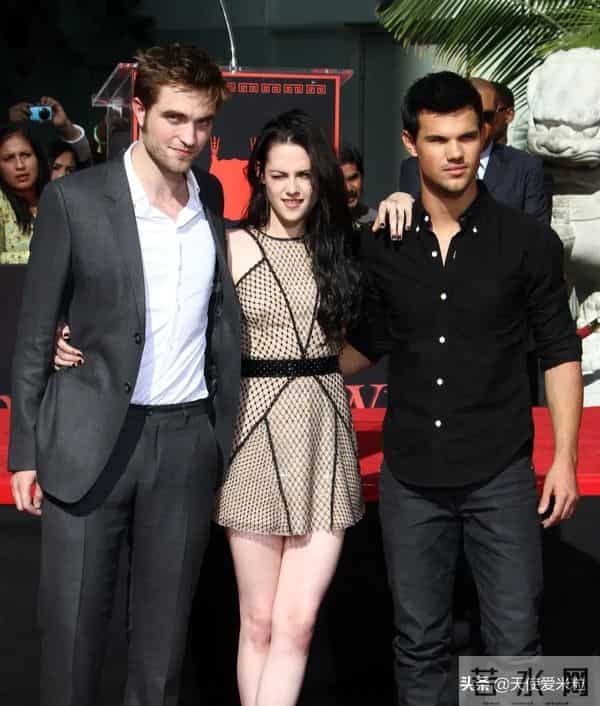 “狼人”泰勒·洛特纳低调订婚,《暮光之城》三主角如今怎样了?