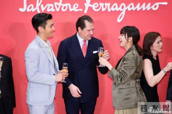 陈意涵生产后首亮相 穿吊带衫身材纤细