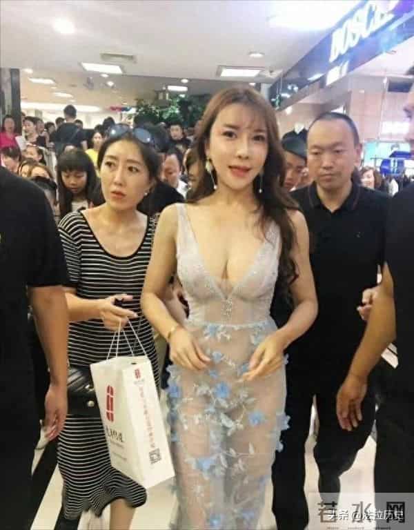 “露奶装”，“开裆裤”，大街上的牛鬼蛇神，演绎现实的罗刹海市