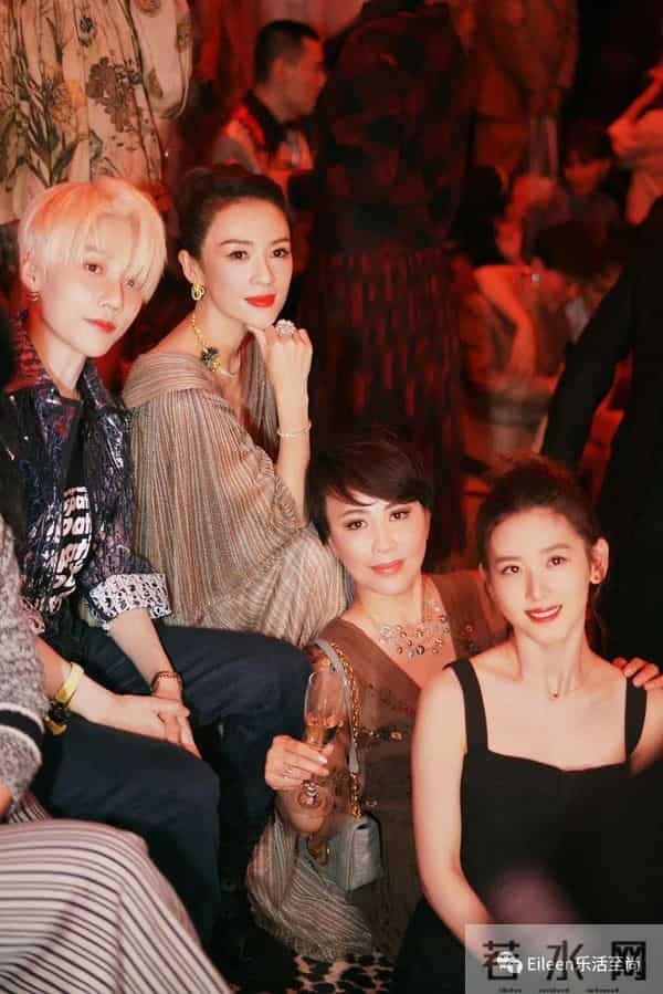 合影被裁？奶茶妹妹的千亿名媛晋级路还有多长？