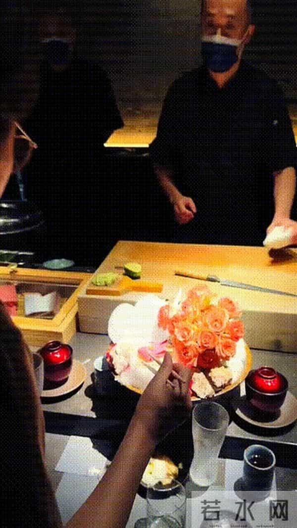 林心如和许玮甯给蓝心湄过生日，她们吃日料庆祝，林心如素颜很美