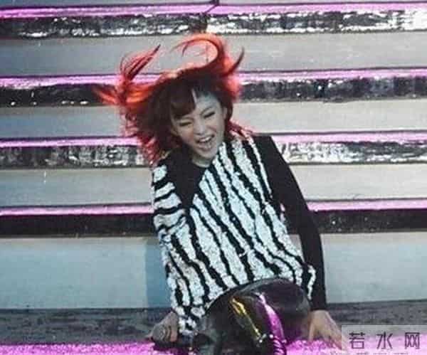 明星出丑尴尬一幕 你还敢这么穿么?