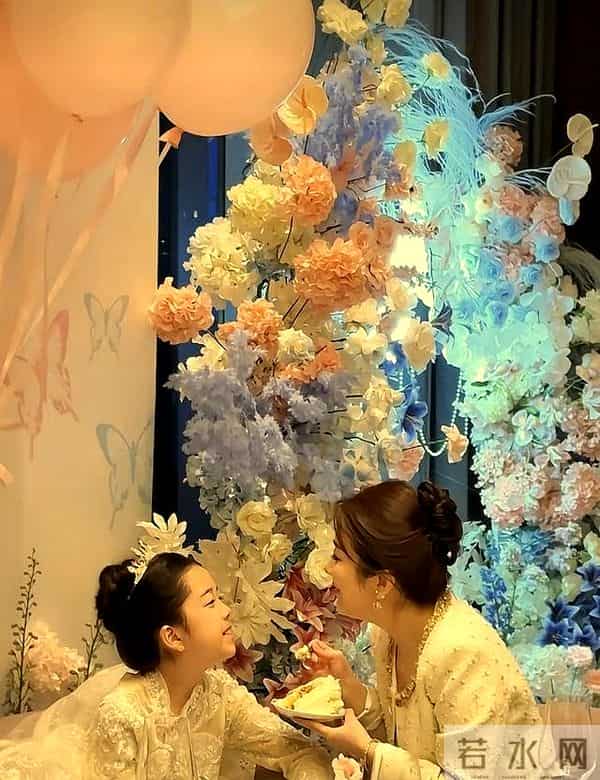 王栎鑫吴雅婷同框为女儿庆生,10岁王唯伊像爸爸,一家四口好幸福