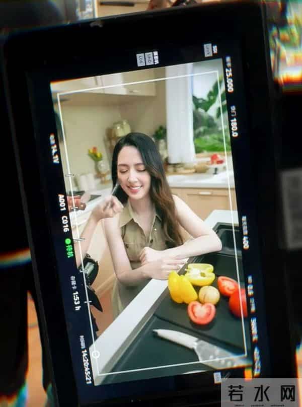 郭碧婷在家自拍曝光内景！面积小装修简单显拥挤，41岁长不少白发