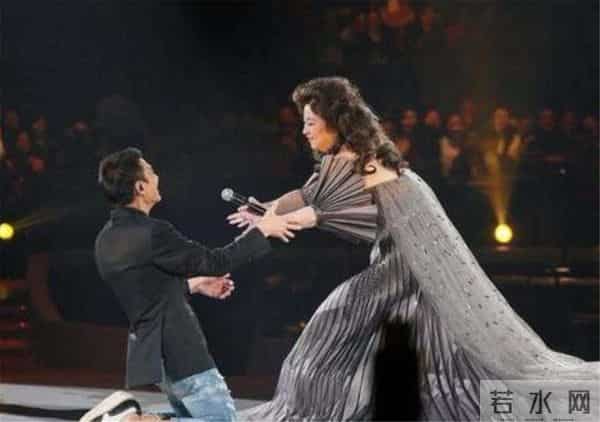 钦佩，周润发一生中四次下跪，每一次都跪得有理有据