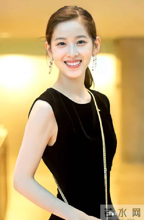 合影被裁？奶茶妹妹的千亿名媛晋级路还有多长？