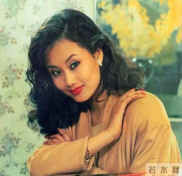 初代国模李颖近况：脸垮肉松长满头白发，穿深V被嘲“为老不尊”