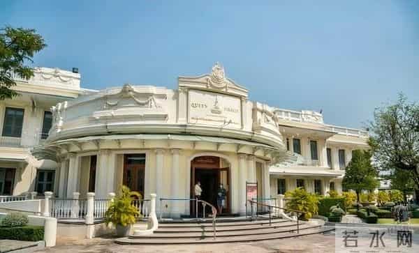 苏后穿衣从土变洋的转变,是这位高人的功劳,礼服穿完还有大用场