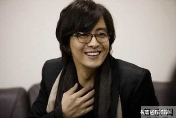 36岁金贤重官宣婚讯后首发文,美男迟暮,近照超像前老板裴勇俊