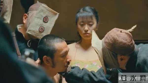 被姜文临时拉来演民女,为护她男工作人员都带头套,赵铭一角成名