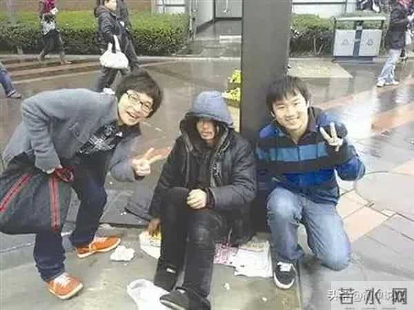 12年前,一度红遍全网的“犀利哥”,如今生活得让人感慨万千