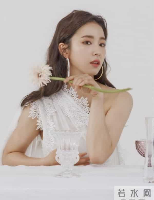 出道获顶级资源仍不火，被称为票房毒药，后因为贫困家庭捐款圈粉