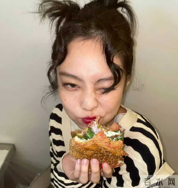 权志龙亲友下场针对金珍妮,女方被质疑出轨,谈遍韩娱大热男团