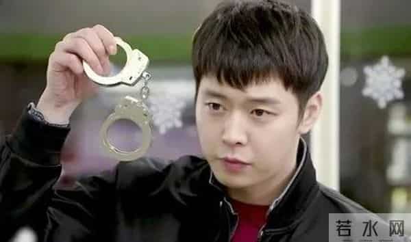 韩国男星被一根腿毛“出卖”，连粉丝都轰人...