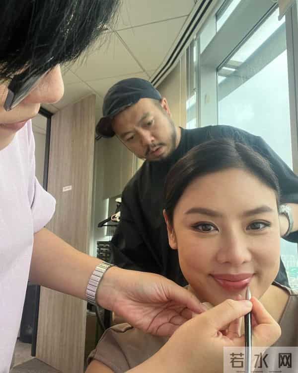 43岁乐基儿离婚后状态回春！酒店开工陷入走光边缘，大秀美腿香肩