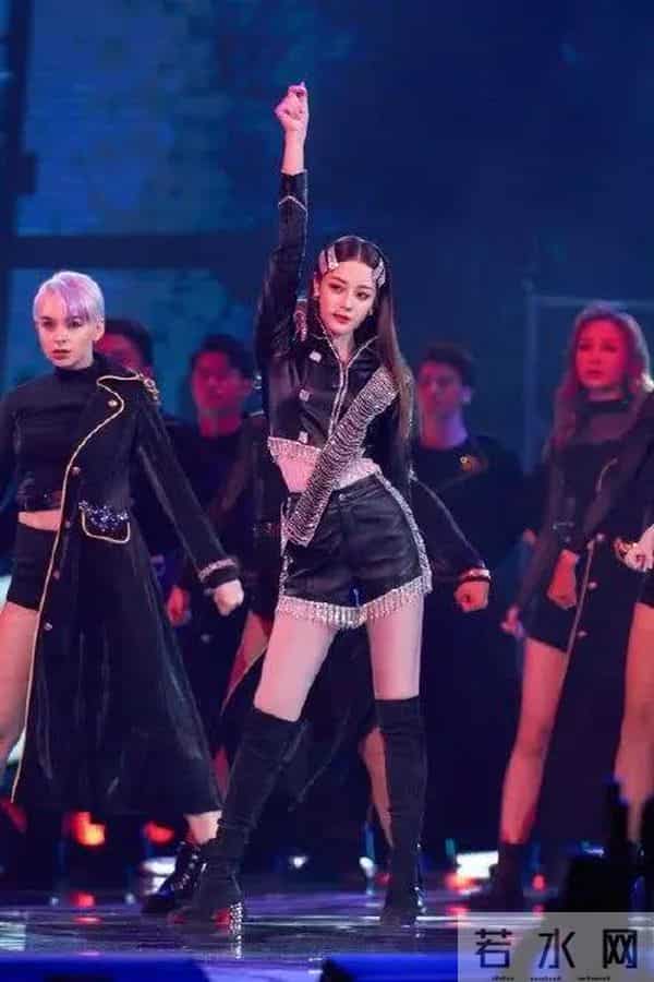 跨年晚会杨幂、杨紫假唱被质疑,张韶涵谢霆锋真唱也翻车!