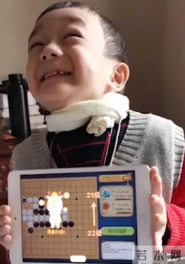 汪涵老婆罕晒儿子，7岁沐沐给妈妈织围巾，游泳获两块奖牌超优秀
