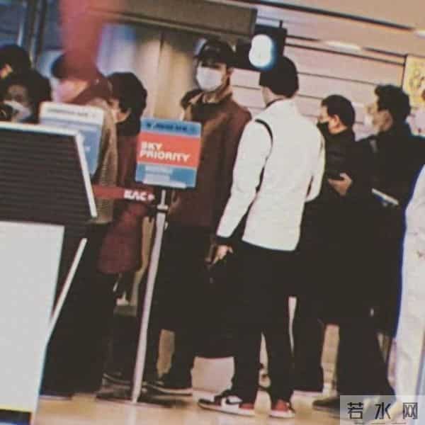 EXO边伯贤吴世勋机场照，忙内提LV蒙面难遮盛世美颜，二人真瘦了