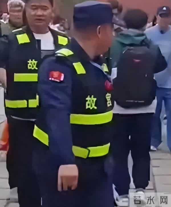 44岁小沈阳现身故宫,没人认识还找三个保镖清道 网友嘲讽:谱真大