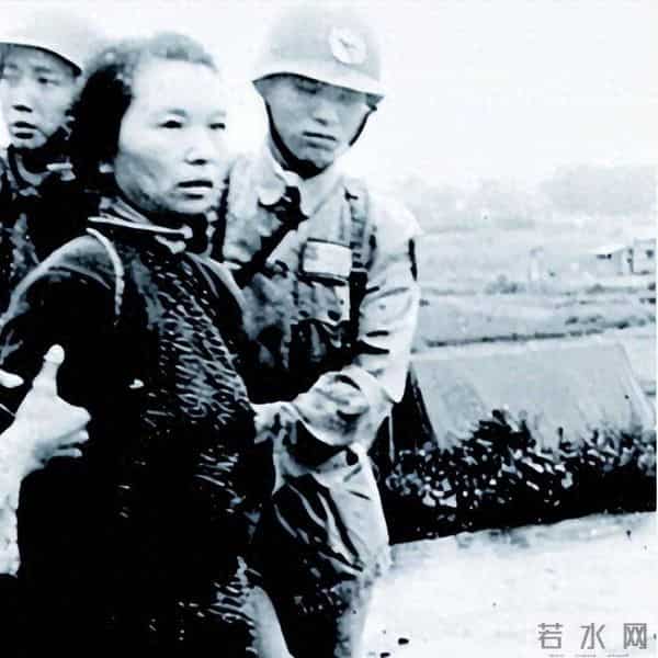 她26岁抱着1岁的女儿走上刑场,22年后,女儿成为了国之栋梁