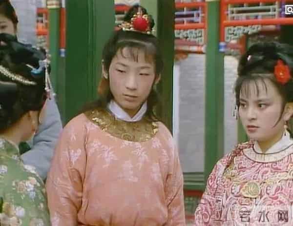 他因为长得丑，饰演了87版《红楼梦》的贾环，今成斯文儒雅萌大叔