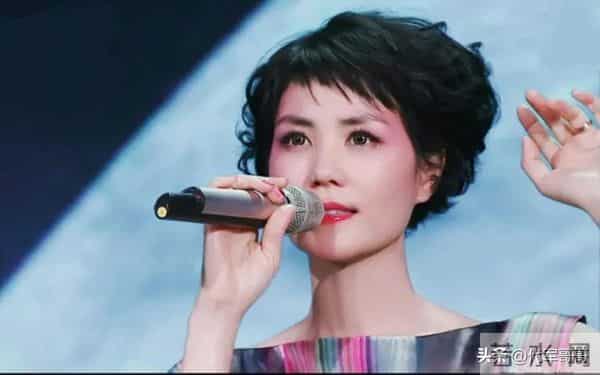 北京那一夜,“跌落神坛”的王菲,让所有人见识了她的江湖地位