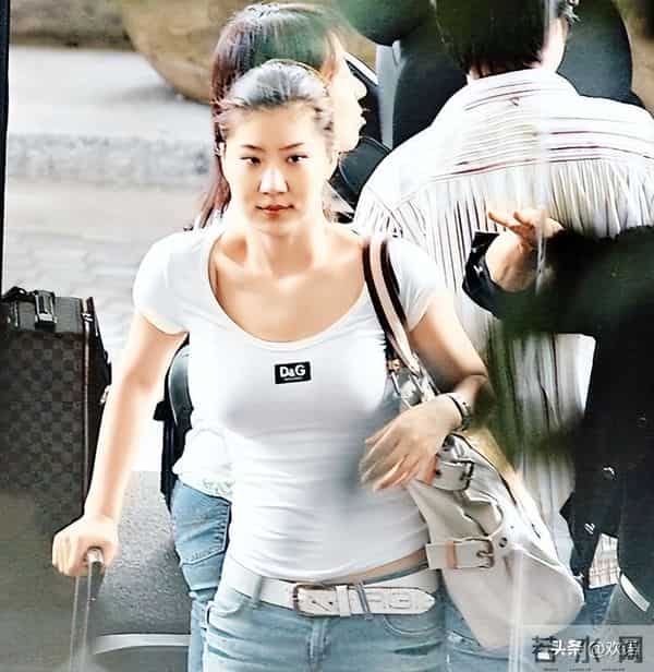 被谢贤养了12年，用青春换来2000万的Coco，已经走上了另一条道路