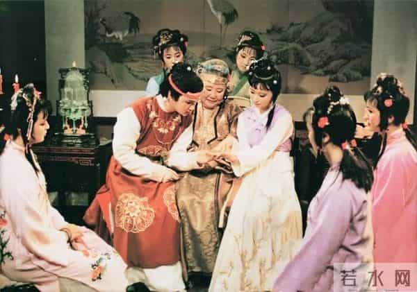 他因为长得丑，饰演了87版《红楼梦》的贾环，今成斯文儒雅萌大叔