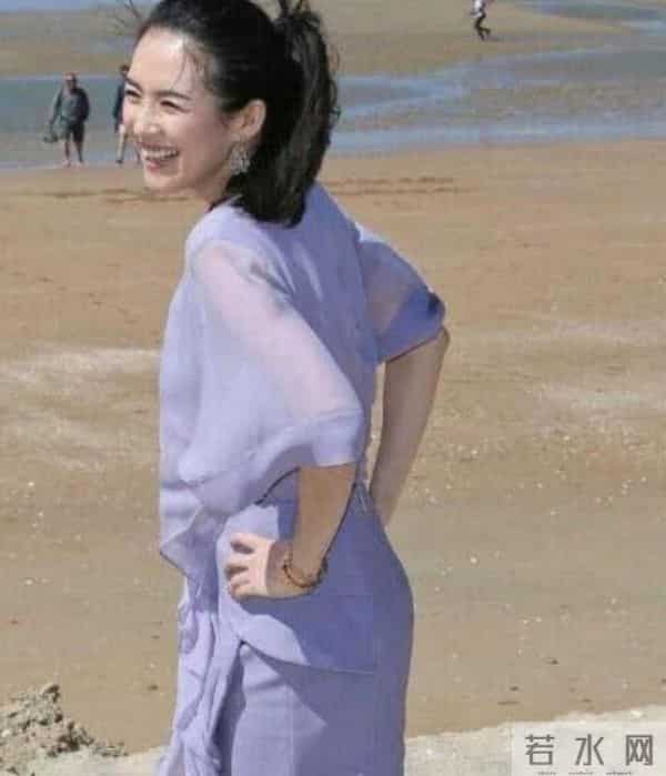 章子怡海滩照曝光，当镜头照到全身后，毫无修饰的她太真实了