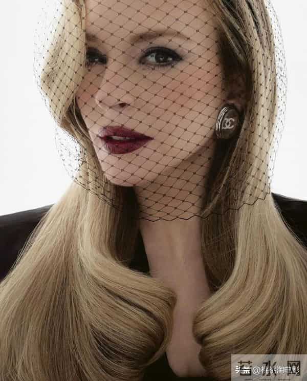 林赛·罗韩亮相捷克版《VOGUE》，金发红唇雍容贵妇造型状态回春