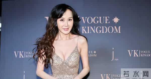 54岁萧蔷一点不见老,穿吊带裙大秀丰满上围,身材纤细如少女