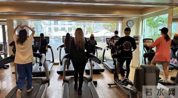 朴春一张全素颜照直接吓疯全网！这次连标志性墨镜都没戴…