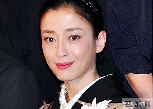 日本女神18岁“一脱成名”,身姿曼妙曲线优美,是被亲妈出卖