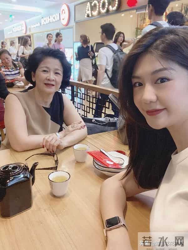 越南女机长鲜为人知的生活，这颜值这气质不愧担当