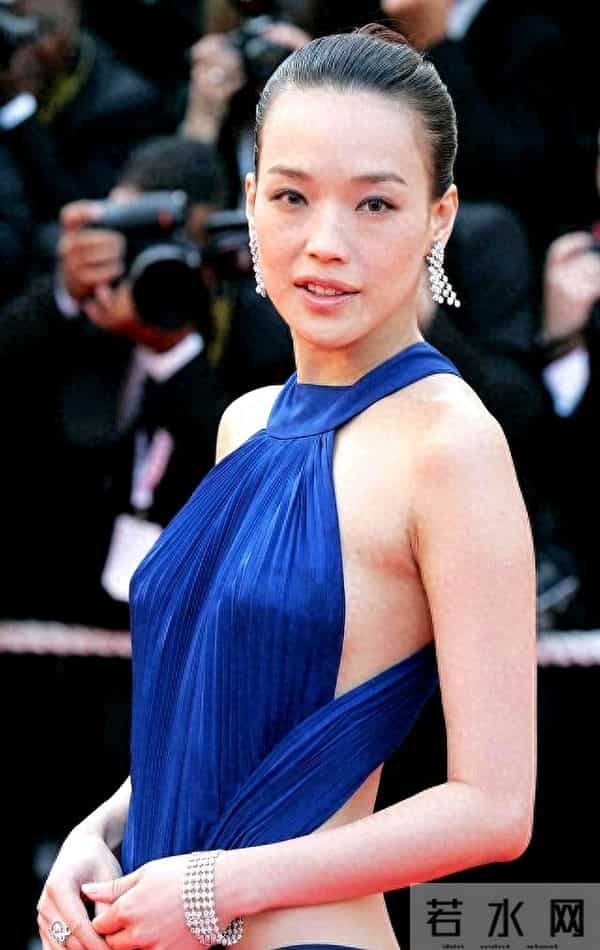 又被“舒淇”的大尺度惊艳!大胆穿挂脖露背裙走红毯,真不怕走光