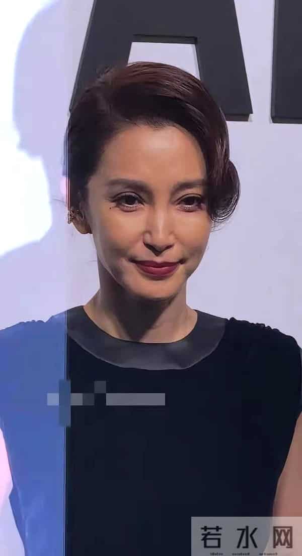 51岁李冰冰出席活动！走路姿势像老太太 颈纹多皮肤黑，岁月不饶人