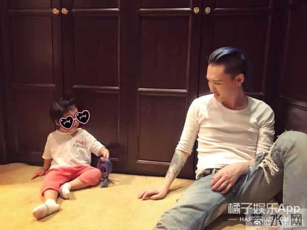 还记得《中国好声音》的张玮吗?他在这部剧里跑龙套?