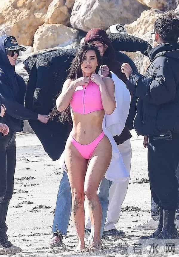 金卡戴珊离婚又分手后变化超大！素颜出镜惊呆网友，参演爆火美剧