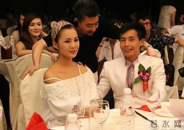 干露露罕见露面!为1岁女儿办生日宴颜值抢镜,外公表情反差大