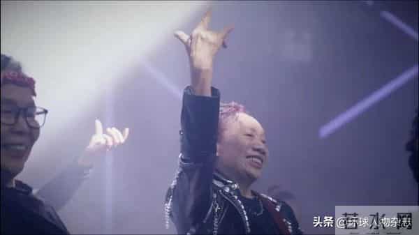 79岁“摇滚奶奶”全网走红,一开口把王菲唱到“肝儿颤”