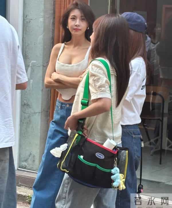 23年前“少男杀手”《色即是空》女主河智苑被偶遇,46岁宛如少女