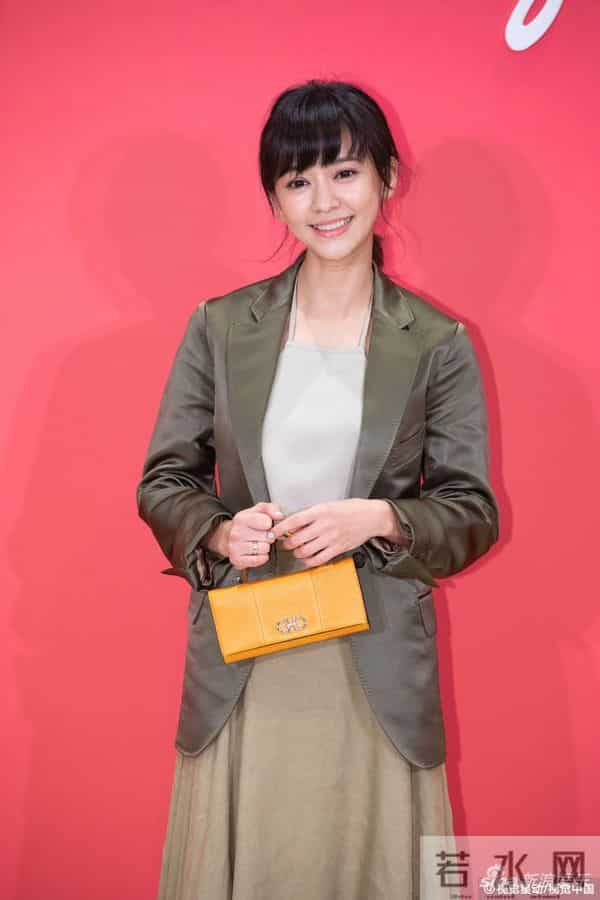 陈意涵生产后首亮相 穿吊带衫身材纤细